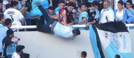 VIDEO | Un fan se află în comă după ce a căzut din tribună la un meci din Argentina, fiind bătut şi împins de alţi suporteri